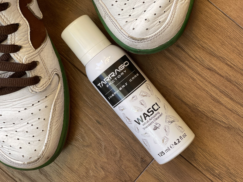 Jak odnowić zniszczoną białą skórę na sneakersach nike dunk? Użyj białego kremu do renowacji butów.
