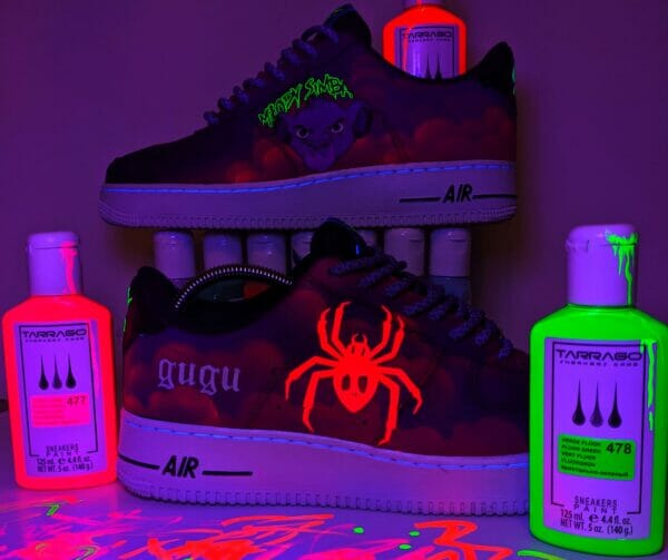 Akrylowe farby uv do customizacji sneakersow i jeansu świecące w ciemności