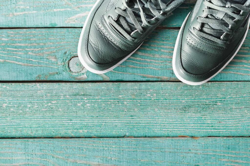 Skórzane sneakersy i zagięcia na cholewce