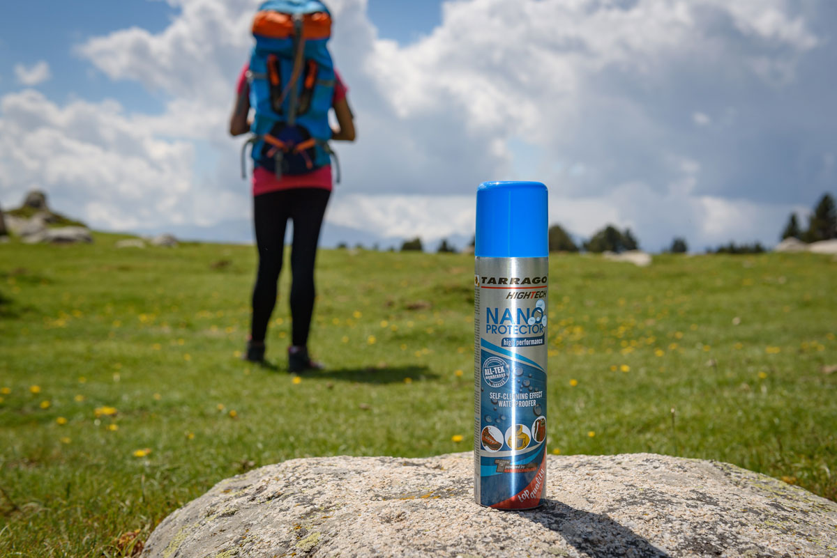 Wodoorporny spray do butów outdoorowych, trekkingowych oraz sneakersów. Najlepsza ochrona butów przed wodą, solą i zabrudzeniami.