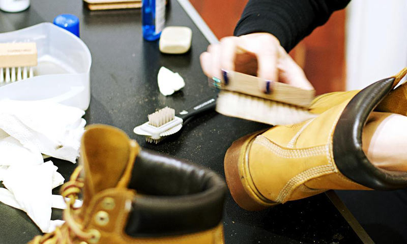 Czyszczenie i renowacja butów zamszowych, nubukowych, sportowych. Szczotka do czyszczenia sneakersów.