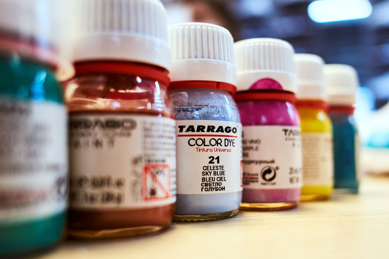 Kolorowe farby akrylowe do butów, jeansowej katany, koszulek, t-shirtow. Czarna, czerwona, niebieska, żółta farba do rękodzieła. 