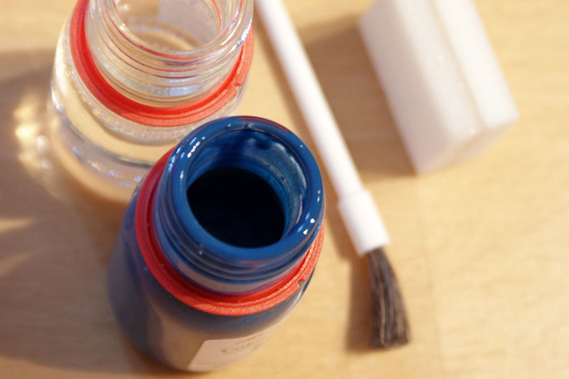 Niebieska farba do renowacji butów, obuwia, sneakersów. Farby niebieskie do customizacji. Zestaw do rękodzieła.