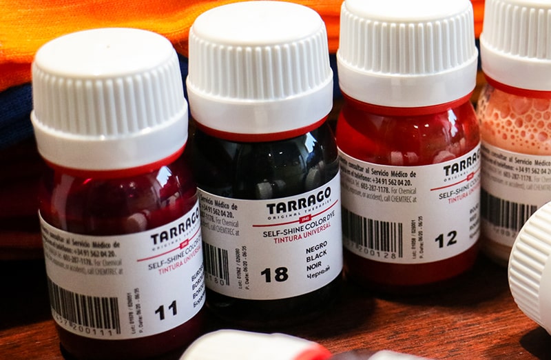 Farby do butów, jeansu i akcesoriów. Personalizacja i customizacja snakersów, torebek, akcesoriów