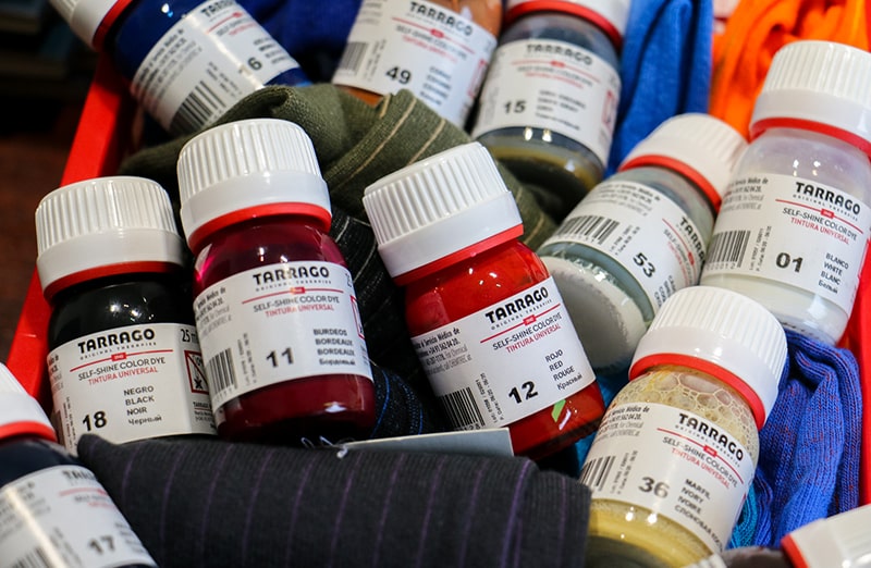 Farby akrylowe do customizacji sneakersów i jeansu. Personalizacja, renowacja skór licowych,