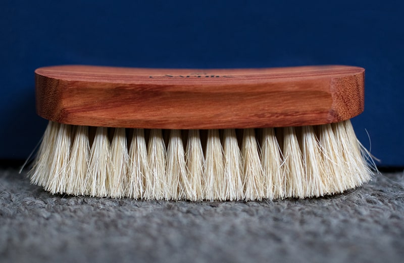 Drewniana szczotka z bardzo miękkim włosiem do czyszczenia butów, obuwia, skór