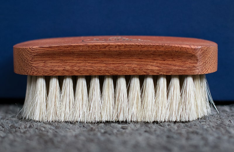 Drewniana szczotka z bardzo miękkim włosiem do czyszczenia butów, obuwia, skór