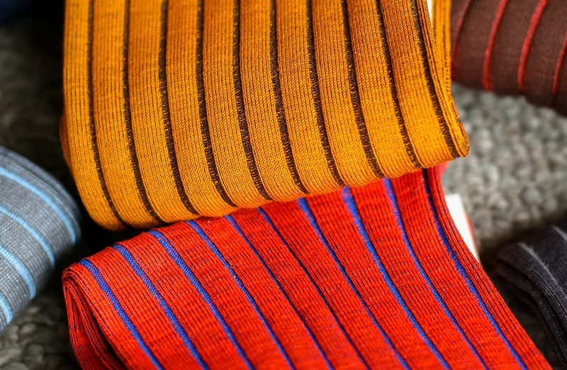 Eleganckie luksusowe podkolanówki i skarpetki męskie - pomysł na prezent pomarańczowe z niebieskimi wydzieleniami