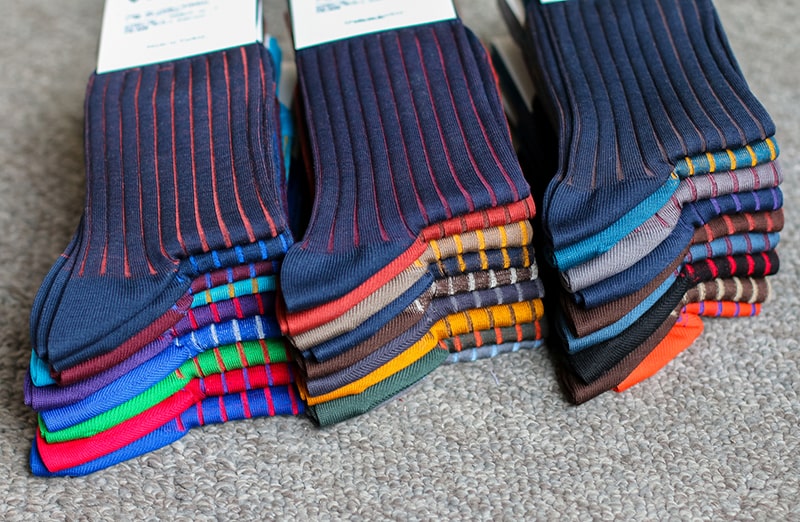 eleganckie siwe z wydzielaniami błękitnymi skarpety męskie viccel socks shadow stripe gray sky blue