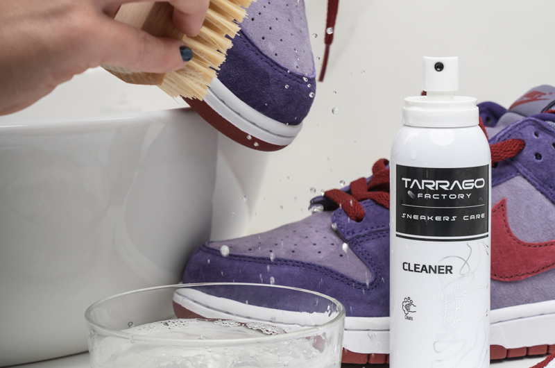 Proces czyszczenia butów zamszowych nike air force 1 cleanerem tarrago sneakers