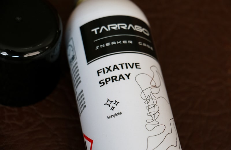 przezroczysty spray do utrwalania farby, tworzący ochronną i trwałą warstwę. Zapewnia błyszczące wykończenie, nie zmieniając przy tym koloru obuwia.