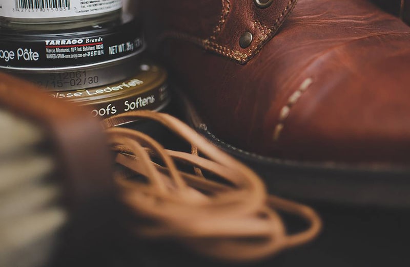 czarny tłuszcz do skór chroni przed pęknięciami. Dzięki niemu skóra zachowuje swoją wodoodporność oraz elastyczność, co przedłuża jej żywotność.