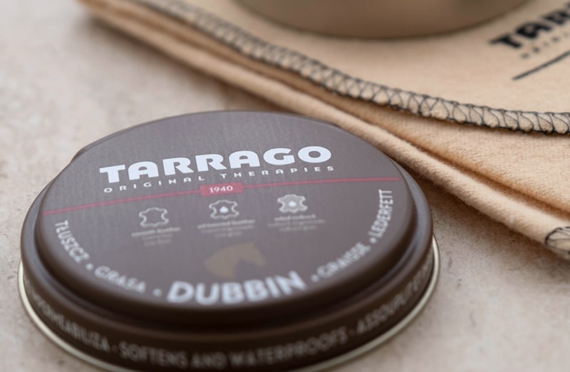 Wysokiej jakości czarny tłuszcz do skór głęboko odżywia i zmiękcza skórę, skutecznie chroniąc ją przed pęknięciami.