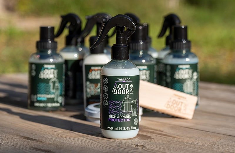 Tech Apparel Protector to innowacyjny środek impregnujący, który tworzy trwałą, hydrofobową powłokę, nie ograniczając przy tym oddychalności tkanin