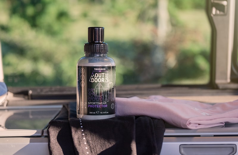 Tarrago outdoor sportswear tworzy niewidzialną warstwę ochronną, która skutecznie odpycha wodę, pot oraz zabrudzenia, nie zmieniając przy tym koloru ani struktury tkaniny. 