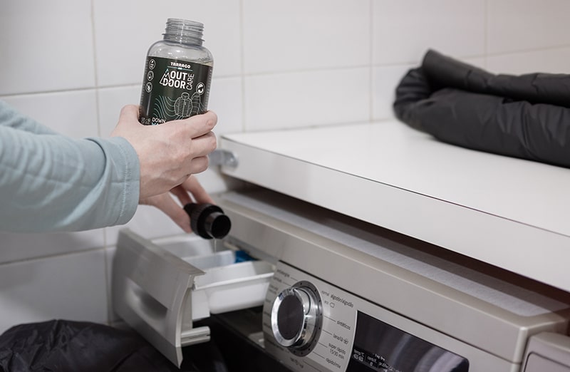 Down Wash to wysokowydajny płyn stworzony z myślą o skutecznym czyszczeniu i konserwacji odzieży oraz sprzętu outdoorowego z wypełnieniem puchowym