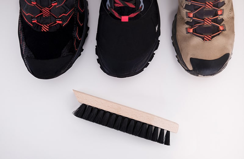 Szczotka do czyszczenia butów trekkingowych – Footwear Brush w użyciu