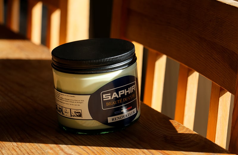 Renowacja eleganckich butów skórzanych przy pomocy kremu do obuwia i skór saphir bdc renovateur cream, czyszczenie obuwia, natłuszczanie, odżywianie skóry