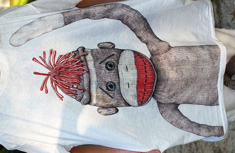 Jacquard Tee Juice medium point fabric art marker to pisak o wysokiej gęstości, idealny do tworzenia ręcznie rysowanych grafik, rysunków na tkaninach, odzieży.