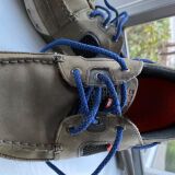 Niebieskie odblaskowe okrągłe sznurowadła, stworzone  do popularnych modeli Yeezy boots
czy innych modeli Adidasa.