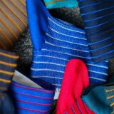 Eleganckie skarpety, garniturowe skarpety męskie Viccel Shadow niebiesko białe. Skarpetki z wydzieleniami idealne na prezent. Do garnituru, do jeansu, do chinosów.