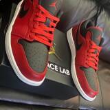 Czerwone sznurowadła płaskie Lace Lab. Sznurówki do customizacji sneakersów Jordan, Nike, Air Jordan 1, Retro High, Obsidain