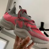 Różowe odblaskowe okrągłe sznurowadła, stworzone do popularnych modeli Yeezy boots
czy innych modeli Adidasa.