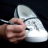 Jacquard Juice medium point to pisak o wysokiej gęstości, idealny do tworzenia ręcznie rysowanych grafik, rysunków na tkaninach, odzieży. Dostępne w kilku kolorach