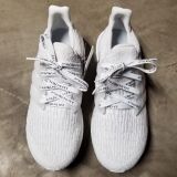 Białe sznurowadła płaskie do butów Adidas Ultra Boost. Sznurówki do customizacji sneakersów NMD