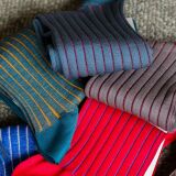 Eleganckie luksusowe podkolanówki i skarpetki męskie - pomysł na prezent. jasno niebieskie z wydzieleniami bordowymi