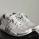 Białe okrągłe sznurowadła do sneakersów. Sznurowadła do Adidas Yeezy boots. Sznurówki do butów do biegania, sznury, lace, laces. Custom, customizacja. Rzemyki, rzemienie. Sznurófki. Sznuruwki. Białe sznurówki Lacelab. Białe sznurowadła Lace lab.