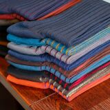 Eleganckie luksusowe podkolanówki i skarpetki męskie - pomysł na prezent pomarańczowe z niebieskimi wydzieleniami