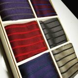 szare ekskluzywne skarpety bawełniane męskie z wydzieleniami niebieskimi viccel socks shadow stripe gray royal blue