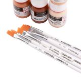 Zestaw farb wykorzystywanych przez customizerów do personalizacji butów, jeansowych katan, skórzanych kurtek, plecaków, czapek, t-shirtów i innych akcesoriów