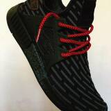 okrągłe czarno czerwone sznurowadła stworzone  do popularnych modeli Adidas Yeezy 350 Boost czy Adidas NMD