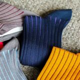 Eleganckie luksusowe podkolanówki i skarpetki męskie - pomysł na prezent. granatowo fioletowe