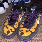 Okrągłe fioletowo czarne sznurowadła stworzone  do popularnych modeli Adidas Yeezy 350 Boost czy Adidas NMD