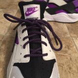 Okrągłe fioletowo czarne sznurowadła stworzone  do popularnych modeli Adidas Yeezy 350 Boost czy Adidas NMD