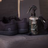 Footwear Cleaner to naturalny spray do czyszczenia obuwia sportowego i technicznego. Usuwa zabrudzenia, odświeża i przedłuża trwałość butów. Odpowiedni do każdego materiału, bez PFAS i VOC.
