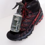 Footwear Cleaner to wydajny spray czyszczący stworzony z myślą o aktywnym stylu życia. Wykonany w 95% z naturalnych składników, w tym oleju kokosowego, skutecznie usuwa brud, kurz i plamy, przywracając obuwiu świeży wygląd oraz przedłużając jego trwałość.