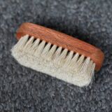 Szczotka do polerowania wykonana z drewna egzotycznego bubinga, z włosiem końskim do polerowania.