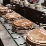 Czarny dubbin tarrago sprawia, że skóra zachowuje swoją wodoodporność oraz elastyczność, co przedłuża jej żywotność.