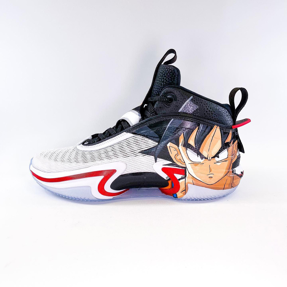 Custom Anime, Manga wykonany farbami tarrago sneakers paint. Rękodzieło custom, malowanie ubrań.