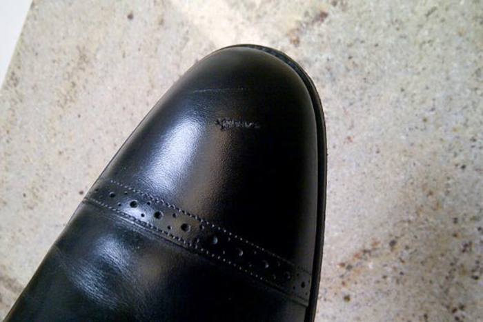 Rysy i zadrapania oraz uszkodzenia skórzanych butów nadają się do renowacji szpachlą do skór.