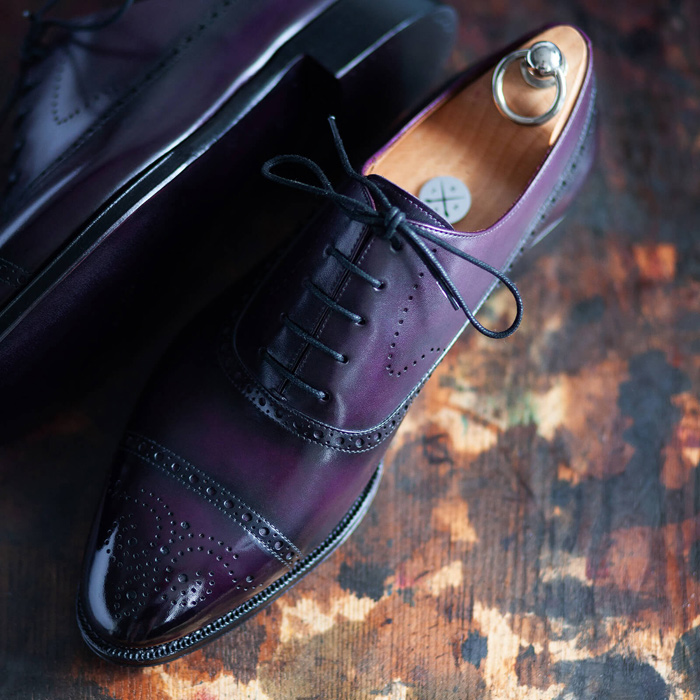 Ręcznie malowane, patynowane luksusowe buty męskie marki TLB MALLORCA. Eleganckie fioletowe obuwie dla mężczyzny.