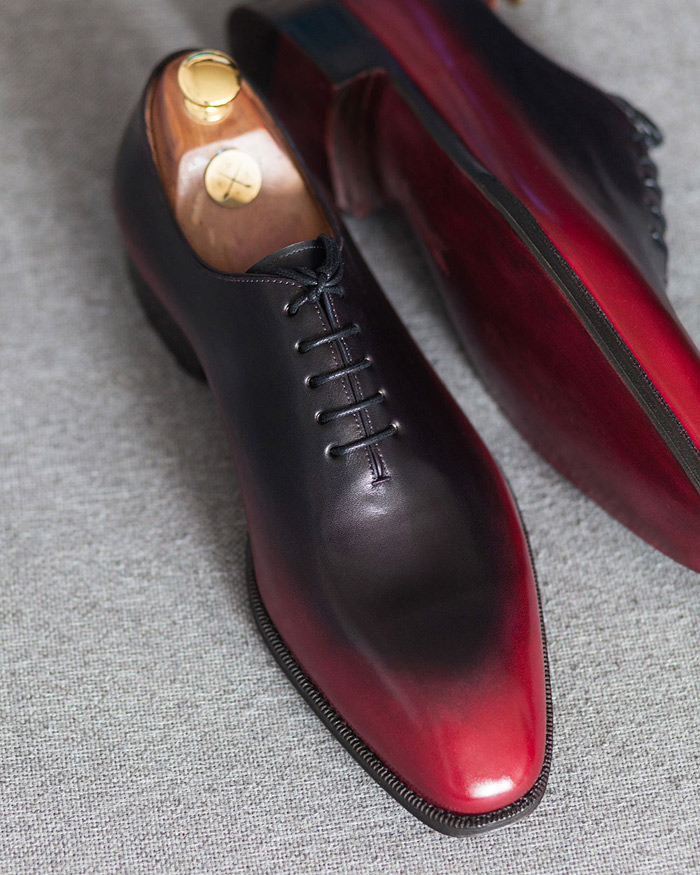 Czerwono czarne lotniki męskie. Luksusowe buty wholecut ręcznie patynowane malowane.