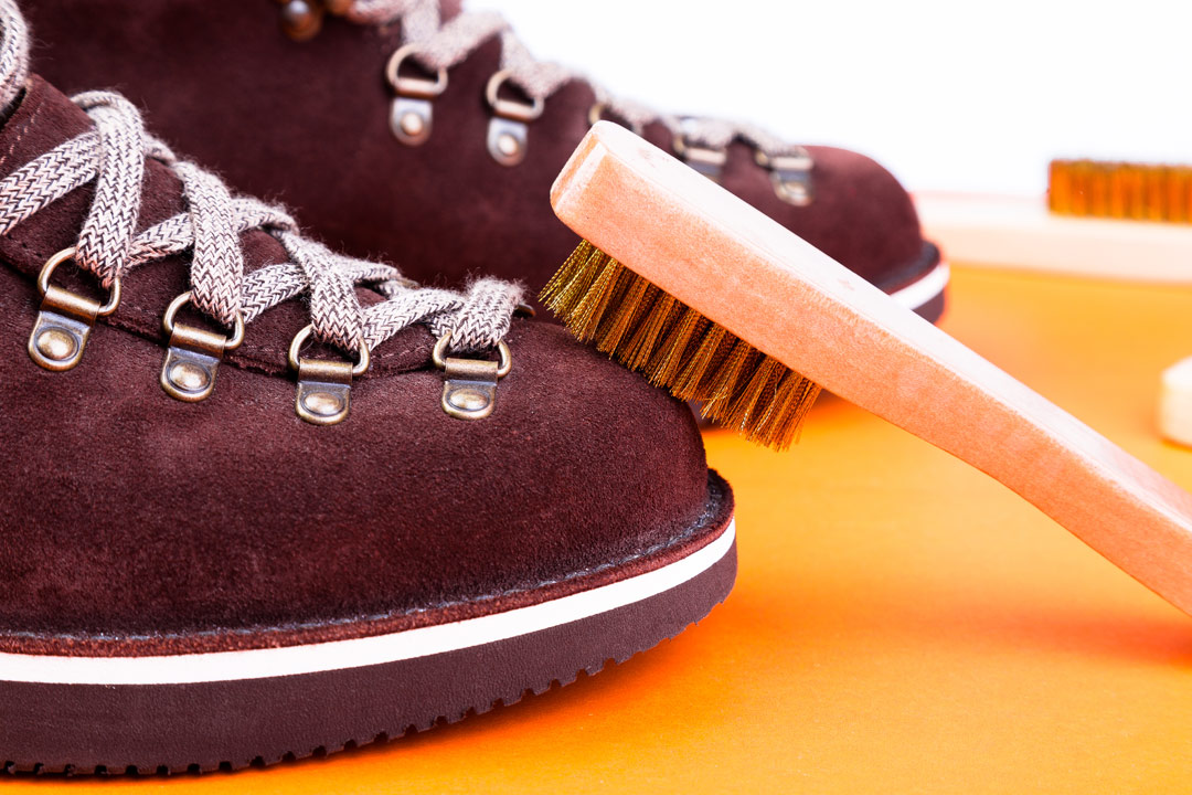 Szczotka z drucianym włosiem do czyszczenia i pielęgnacji butów zamszowych